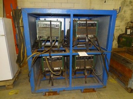 4 Stück Elektrodenschweißgeräte im tragbaren Käfig mit Gabeltaschen.