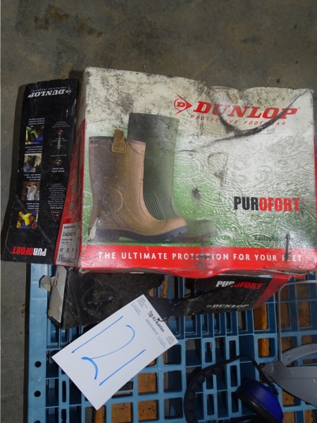 2 pairs of rubber boots in sizes 42 and 44 respectively.