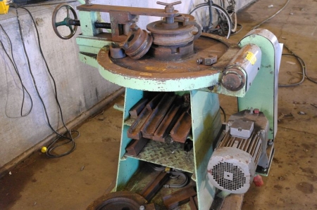 Pipe bending machine with tools