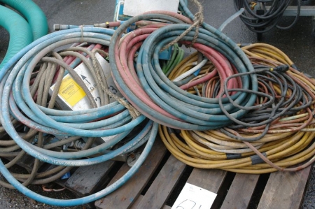 2 pallets of welding cables + compressed air hoses + 2 x oxygen / acetylene distribution panels + 2 clean air distributors + 2 grid pallets tank lighting