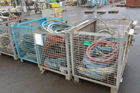 4 grid pallets with air hoses