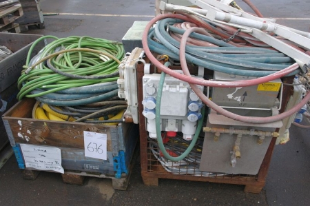 1 grid pallet with switchboards (7) + air hoses + oxygen / gas distribution boxes + 3 clean air distributors + power cables + 1 pallet with exhaust ventilation hoses + compressed air hoses