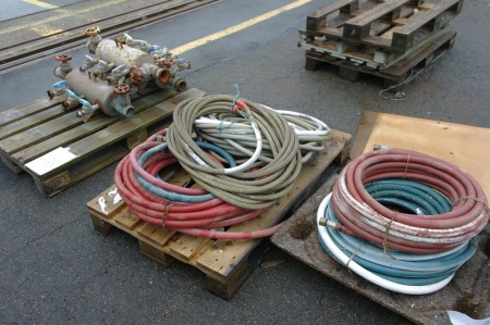 3 pallets of compressed air hose + compressed air distribution panels