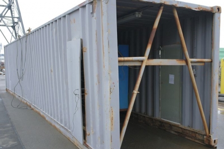 40 foot container without bottom with Power + Migatronic KME 550 welder with cable and wire feed unit + welding handle + tool cabinet + cables on the side of the container