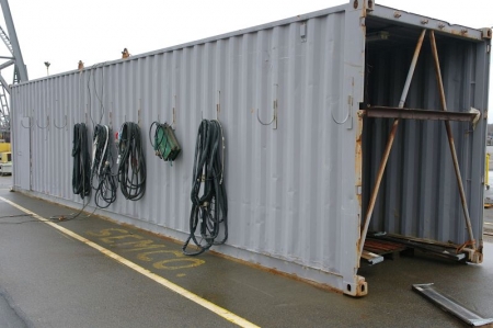 40 fods container uden bund med strøm + Hobart Excel ARC 4045 svejser med kabel + værktøjsskab + kabler på side af container