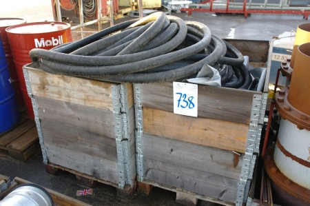 (4) pallets with compressed air hoses + steel box including hydro pump + filter for hydro pump