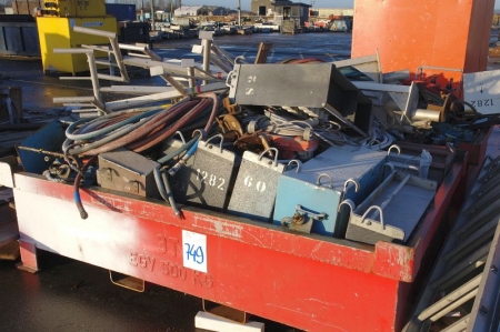 (4) steel container with contents: compressed air hoses, electrical cables, approx. (9) Power Distribution Boards + oxygen and gasfordelertavler + (3) aluminum ladders, ca. 3-4 m