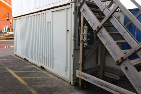 Container, 20 feet. Power. Heating. Compressed air. Contents: Vice bench + bench grinder + rack structure + (2) steel cabinet + (1) locker + (1) 3-compartment locker