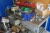 Værktøjscontainer, 6 fod med indhold: hydraulikkabler, trykluftslanger, elkabler, filebænk med skruestik + 3 skuffer, rørfittings.