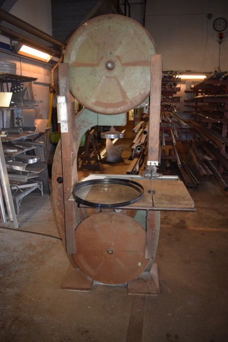 Bandsaw with extra blade.