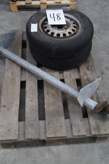 Trailer axle with associated wheels. Length of shaft: approx. 138 cm. Missing gnomes. Wheel Size: 155R13.