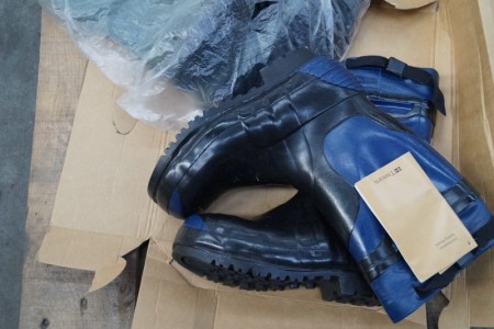 2 stk. sikkerhedsstøvler med metaltå og sømværn i sål, blå. Samt almindelige gummistøvler, grøn, str. 39. Spiktramp 2000.