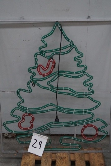 Weihnachtsbeleuchtung im Rahmen. Rahmenbreite: 110 cm. Höhe: 130 cm.