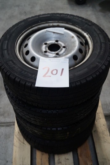4 stk. dæk. Michelin. 205/65R16C. Længde mellem nav (tværgående): 10 cm.