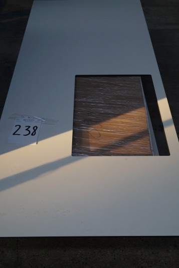 Bordplade. 246,5x95,5 cm. Med udskæring til vask: 75x49 cm.