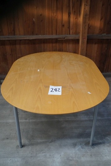 Ovalt bord. 210x140x75 cm.