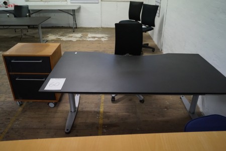 Rack / sink L: 180 B: 100 cm + drawer section on wheels with 2 drawers H: 73 B: 57 D: 42 cm + office chair