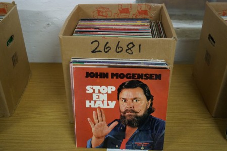 En kasse med LP plader