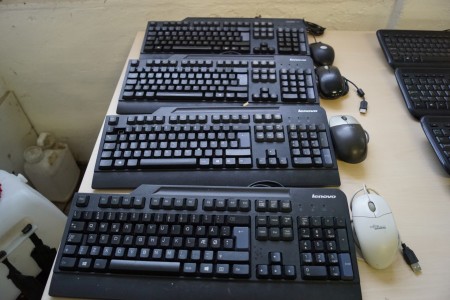 4 stk.  tastaturer + 4 skt. "mus"