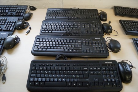 4 stk.  tastaturer + 4 skt. "mus"