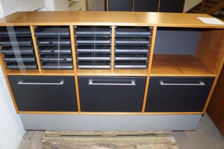 Shelving with 3 doors and lettering H: 103 B: 167 D: 42 cm