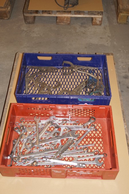 Box with wrenches + a box of welded pliers