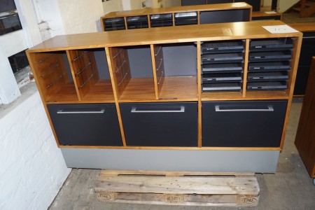 Shelving with 3 doors and lettering H: 103 B: 167 D: 42 cm