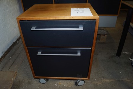Tray section on wheels with 2 drawers H: 72 B: 56 D: 42 cm.