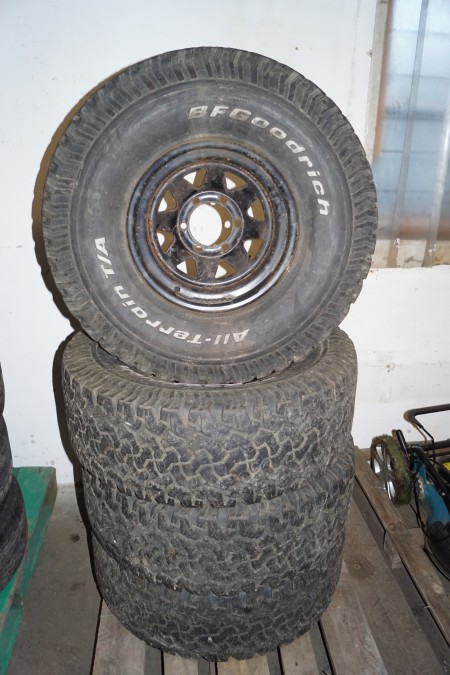 4 rims with tires 33x12.50 / R15
