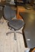 Hæve / sænkebord L:180 B:100 cm + skuffesektion på hjul med 2 skuffer H:73 B:57 D:42 cm + kontorstol