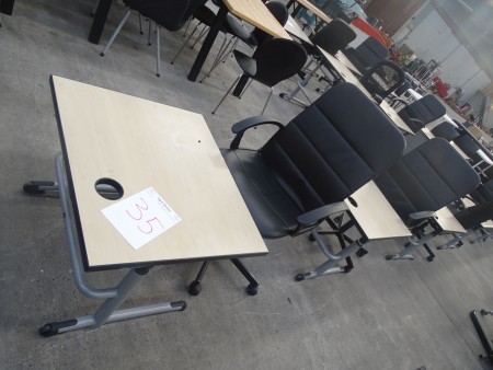 2 pcs. desks, adjustable height with office chairs. 75x65.