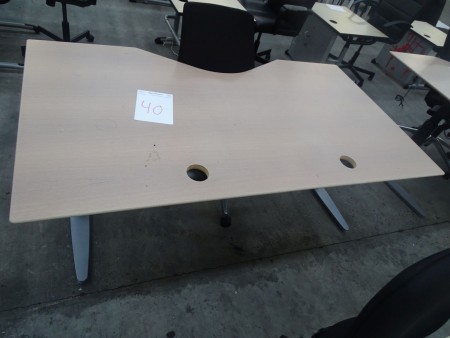 El hæve-sænke skriveborde m. kontorstol. 180x100cm