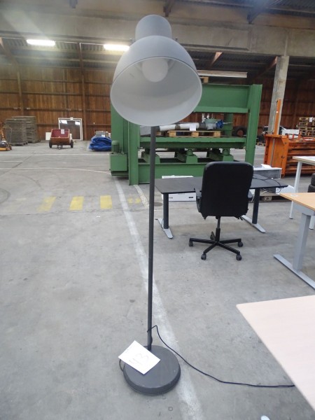 1 piece stand lamp. Height: 180cm. Worn.