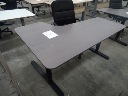 Electric rake-lowering desk with office chair. Common wear and tear. 160x110cm.