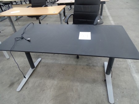 El hæve-sænk skrivebord m. kontorstol. Almindelig slid. 60x80cm. 