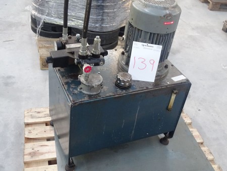 Hydraulikstation mit Johnson-Elektromotor. 380/420 Volt. Behältermaße: 71x45x50 cm.