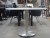 Round table, in white laminate. Diameter of 110cm. Height: 75cm.