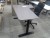 El hæve-sænke skrivebord m. kontorstol. Almindelig slid. 160x110cm. 