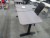 El hæve-sænke skrivebord m. kontorstol. Almindelig slid. 160x110cm. 
