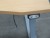 El hæve-sænk skrivebord m. kontorstol. Almindelig slid. 160x80cm. 