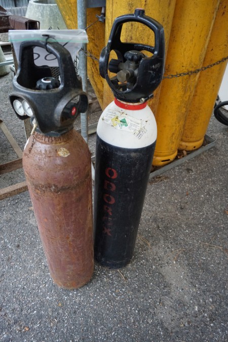 Oxygen and gas bottle