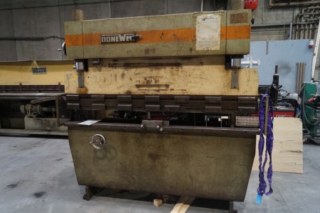 DoneWell sidebucker. Subject Width: Approx. 200 cm. Type: 35-2000. Seri. No .: 175061110. Year built: 1975. Weight: 2500 kg. Max pressure: 260 bar. Stop time: 72 ms.