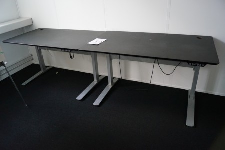 2 stk El hæve/sænke skriveborde 140x80 cm ikke afprøvet + white board