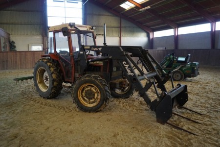 New holland 45-66 Traktor Chief super 10 frontlæsser 4wd timer ifølge ur 677. med påmonteret rive 