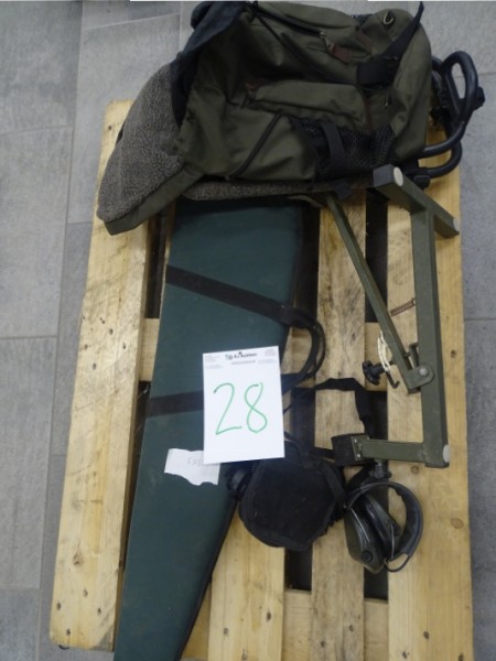Geværfoderal, jagtstol med taske, kikkert Viewlux SPORT 10x42, hørebøffer, indskydningsstativ for riffel, 
