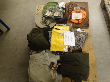 3 pairs of pants (unknown size XXL, Wolfcamper size XXL, Deerhunter size XXL), 5 t-shirts size XXL, Pinewood sweater size XXL, Browning vest size XXL, mittens mm.