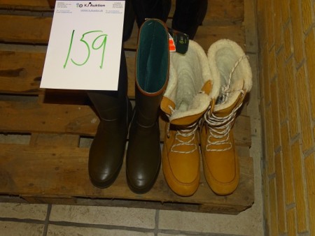 1 pair of rubber boots size 40, winter boots size 40