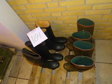 4 pairs of rubber boots - all sizes 41