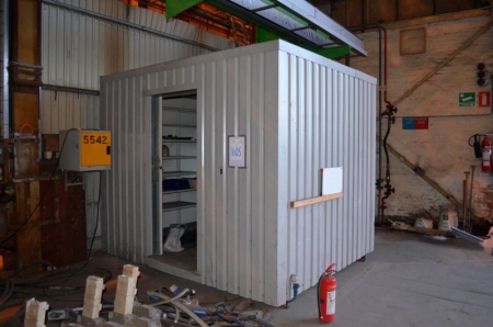 Profileret stål flytbar container lager 3m x2m med skydedør, 1-vindue, reoler og indhold