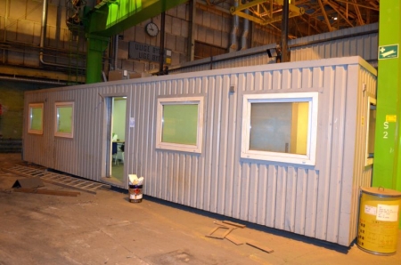 Profileret stål flytbar kontor container 11m x 2,5 m med 1-dørs, 5-vinduer, lys, stikkontakterog 1-intern dør